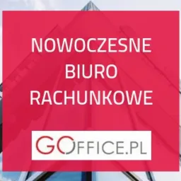 Nowoczesny budynek biurowy w Gdyni widziany z dołu, z nałożonym czerwonym prostokątem z napisem 'Nowoczesne Biuro Rachunkowe' i logo Goffice.pl.