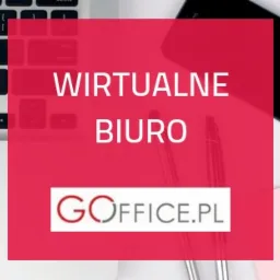 Minimalistyczne ujęcie biurka z laptopem, smartfonem, notatnikiem i długopisami, z nałożonym czerwonym prostokątem z napisem 'Wirtualne Biuro' i logo 'GOFFICE.PL'.