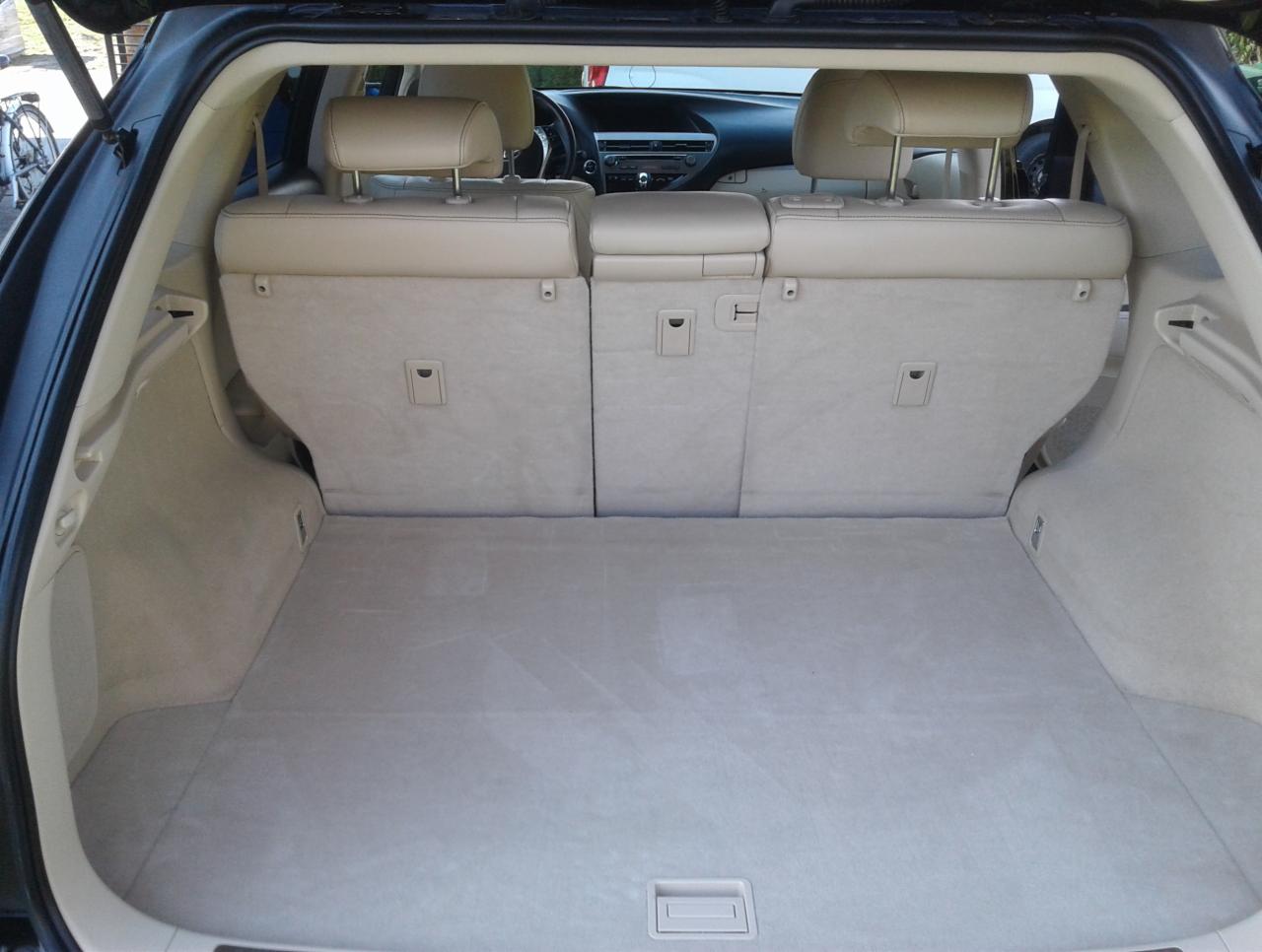 Wnętrze bagażnika SUV-a w Słupnie, po złożeniu tylnych siedzeń, z jasną tapicerką, widoczne detale mocowań i zagłówki.