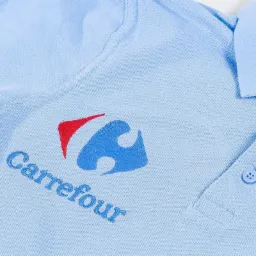 Jasnoniebieska koszulka polo z haftowanym logo i napisem Carrefour, widoczne trzy guziki przy kołnierzyku.