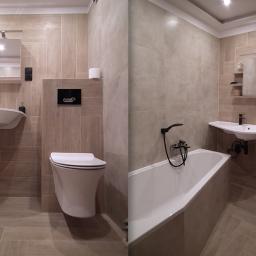 Malgranda - Nowoczesna łazienka w beżowych odcieniach z wiszącą toaletą, umywalką z czarną armaturą i wanną, wykończona płytkami imitującymi drewno.