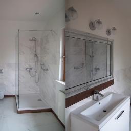 Malgranda - Nowoczesna łazienka w bieli i marmurze, z kabiną prysznicową typu walk-in, umywalką na szafce i lustrem z oświetleniem, ukazana w dwóch ujęciach.