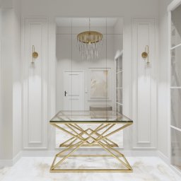 Dolecińska Projekt DARIA DOLECIŃSKA - Elegancki hol w bieli: marmurowa podłoga, lustrzana ściana z kryształowym żyrandolem, złoty stolik z szklanym blatem i ozdobne kinkiety ścienne.