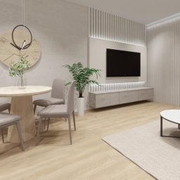Dolecińska Projekt DARIA DOLECIŃSKA - Jasne wnętrze: stół z kwiatami, zegar na ścianie, TV na tle lameli, sofa. Neutralna kolorystyka, minimalistyczny design. Projekt salonu z jadalnią w nowoczesnym stylu.