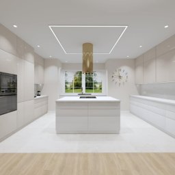 Dolecińska Projekt DARIA DOLECIŃSKA - Wizualizacja nowoczesnej, jasnej kuchni z wyspą, złotym okapem i minimalistycznym oświetleniem sufitowym. Widok na okno z zielenią w tle i zegar na ścianie.
