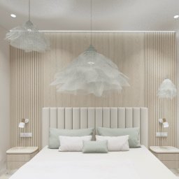 Dolecińska Projekt DARIA DOLECIŃSKA - Jasna sypialnia w beżach: łóżko z zagłówkiem, lampki nocne, dekoracyjne lampy wiszące. Minimalistyczny design z akcentami drewna i tekstylną fakturą ścian.
