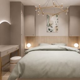 Dolecińska Projekt DARIA DOLECIŃSKA - Jasna sypialnia z toaletką z podświetlanym lustrem, łóżkiem i szafkami. Nad łóżkiem grafika i lampa. Stonowana kolorystyka, minimalistyczny design.