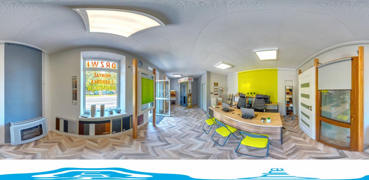 Panoramiczny widok wnętrza salonu z ekspozycją stolarki okiennej i drzwiowej: próbki kolorów, okna z roletami plisowanymi, drzwi z przeszkleniami, biuro obsługi klienta.