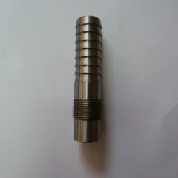 Metalowy króciec z gwintem i stopniowanymi pierścieniami na białym tle.