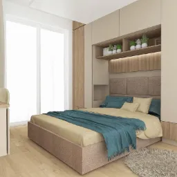 Nowoczesna sypialnia z łóżkiem wbudowanym w zabudowę meblową, z półkami nad wezgłowiem i oświetleniem LED, uzupełniona biurkiem z krzesłem i puszystym dywanem.