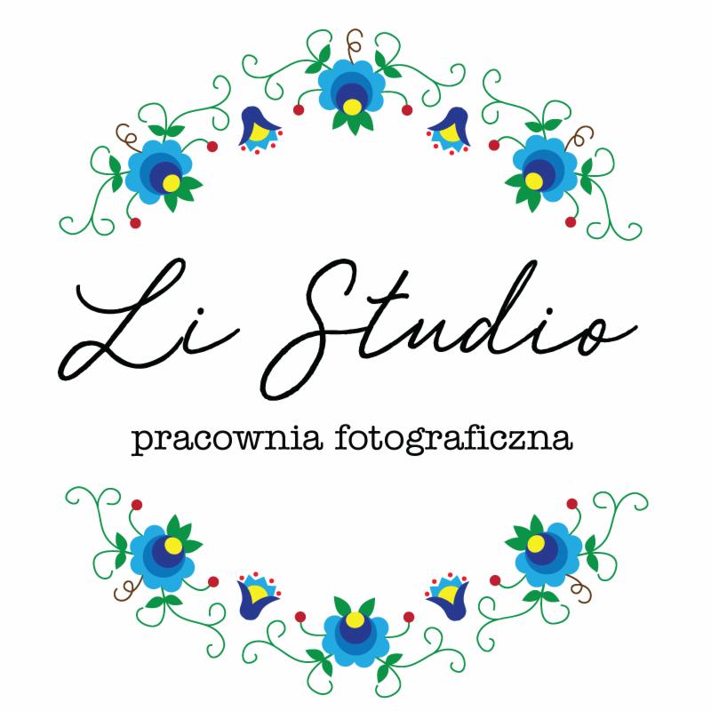 Logo studia fotograficznego Li Studio, otoczone stylizowanymi, ludowymi motywami kwiatowymi w kolorach niebieskim, zielonym i czerwonym.