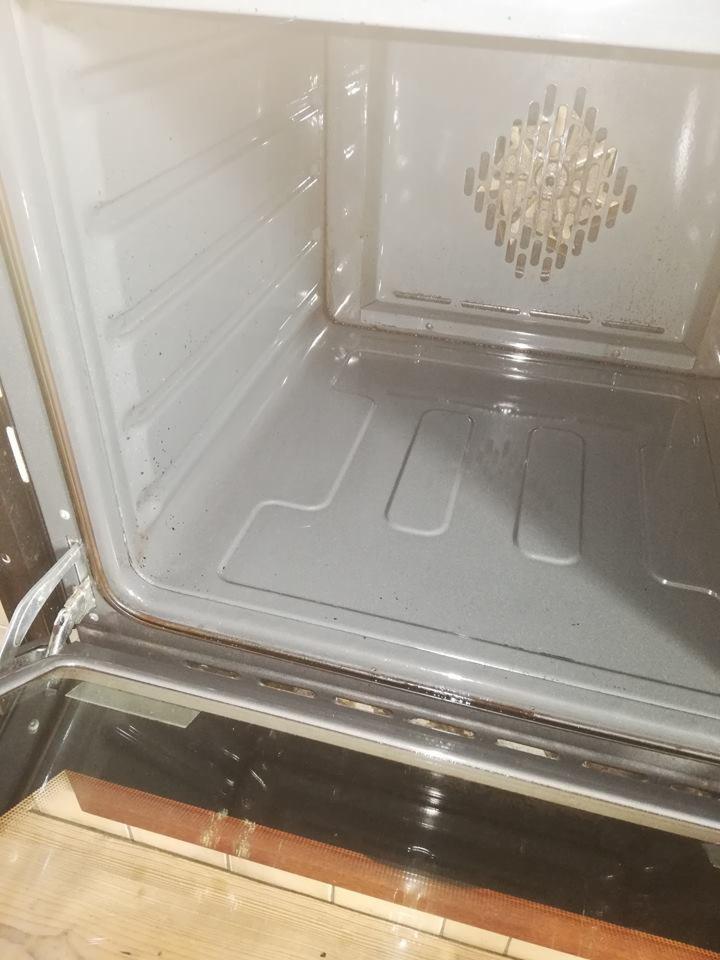Wnętrze brudnego piekarnika przed czyszczeniem, widoczne przypalone resztki i tłuszcz na ściankach oraz dnie piekarnika.