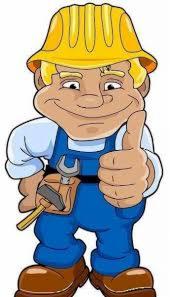 Karykaturalny robotnik budowlany w żółtym kasku i niebieskim kombinezonie, z narzędziami w pasie, pokazujący kciuk w górę.