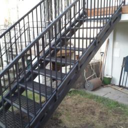 czarne metalowe schody zewnętrzne