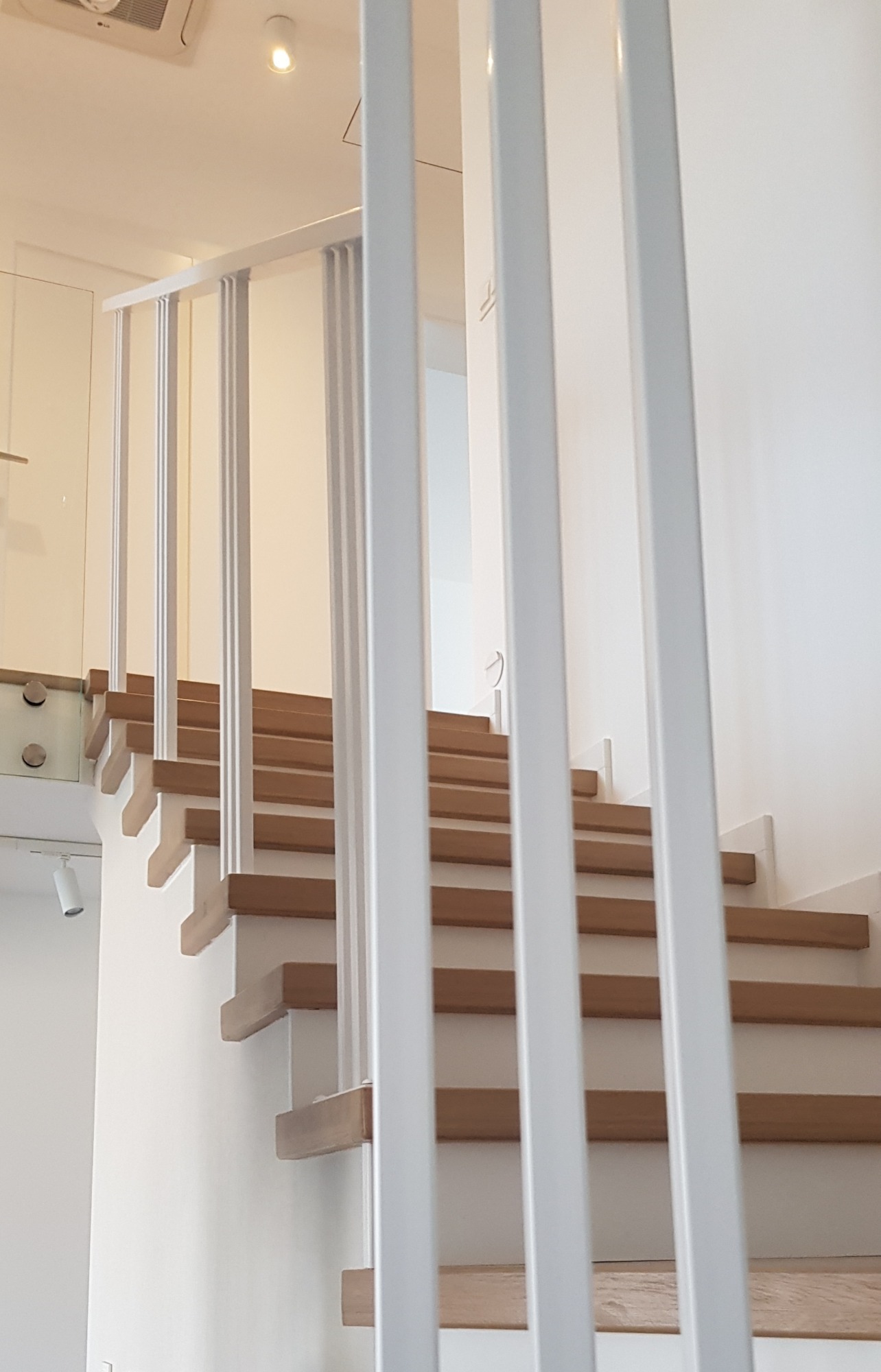 biała metalowa barierka