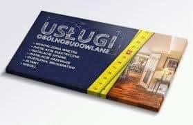 Książka z napisem 'Usługi Ogólnobudowlane' i listą usług, częściowo zakryta przez rozłożoną miarę zwijaną, odsłaniająca fragment zdjęcia wykończonego wnętrza salonu z drewnianą podłogą i obrazem...