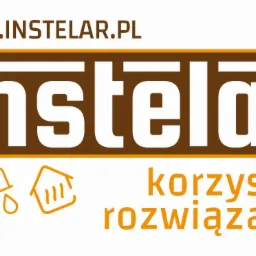 Logo firmy Instelar.pl z hasłem 'korzystne rozwiązania', stylizowane ikony żarówki, kranu z kroplą i domu.