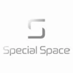Srebrne logo firmy Special Space na białym tle, składające się z geometrycznego symbolu i nazwy firmy napisaną nowoczesną czcionką.