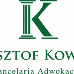 Zielone logo Kancelarii Adwokackiej Krzysztof Kowalski, z symbolem litery K stylizowanej na kolumny.