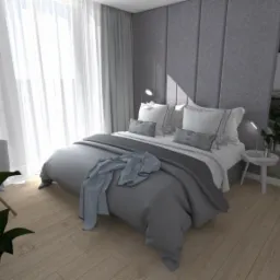 Nowoczesna sypialnia z szarym tapicerowanym panelem za ł&oacute;żkiem, jasnymi zasłonami wpadającymi do pokoju i drewnianą podłogą, oświetlona lampkami nocnymi