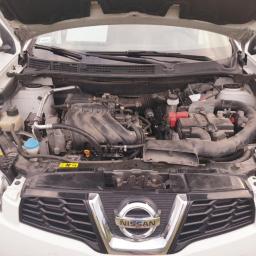 DC Auto - Otwarta maska białego samochodu Nissan z widocznym silnikiem spalinowym, prawdopodobnie przed lub po instalacji systemu autogaz.