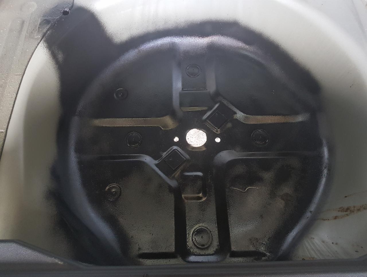 Zabezpieczenie antykorozyjne podłogi przed montażem zbiornika LPG.