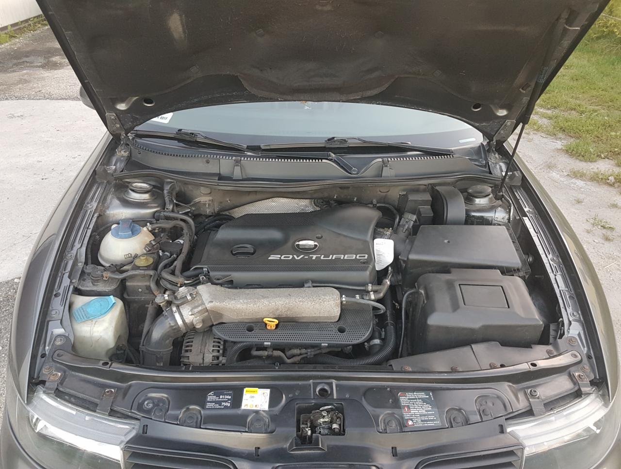 Otwarta maska samochodu w Żabiej Woli, widoczny silnik 2.0 Turbo z elementami instalacji.