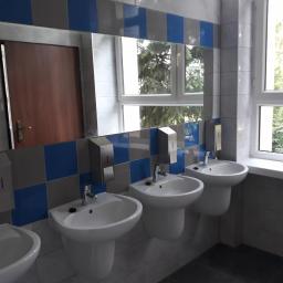 Kompleksowy remont łazienek w szkole podstawowej w Czernicy
