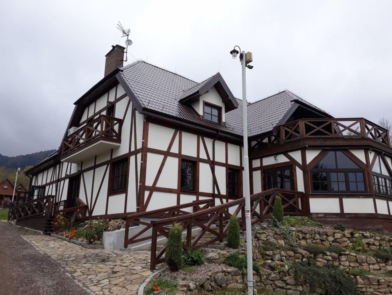 Budynek główny kompleksu wypoczynkowego Górski Potok