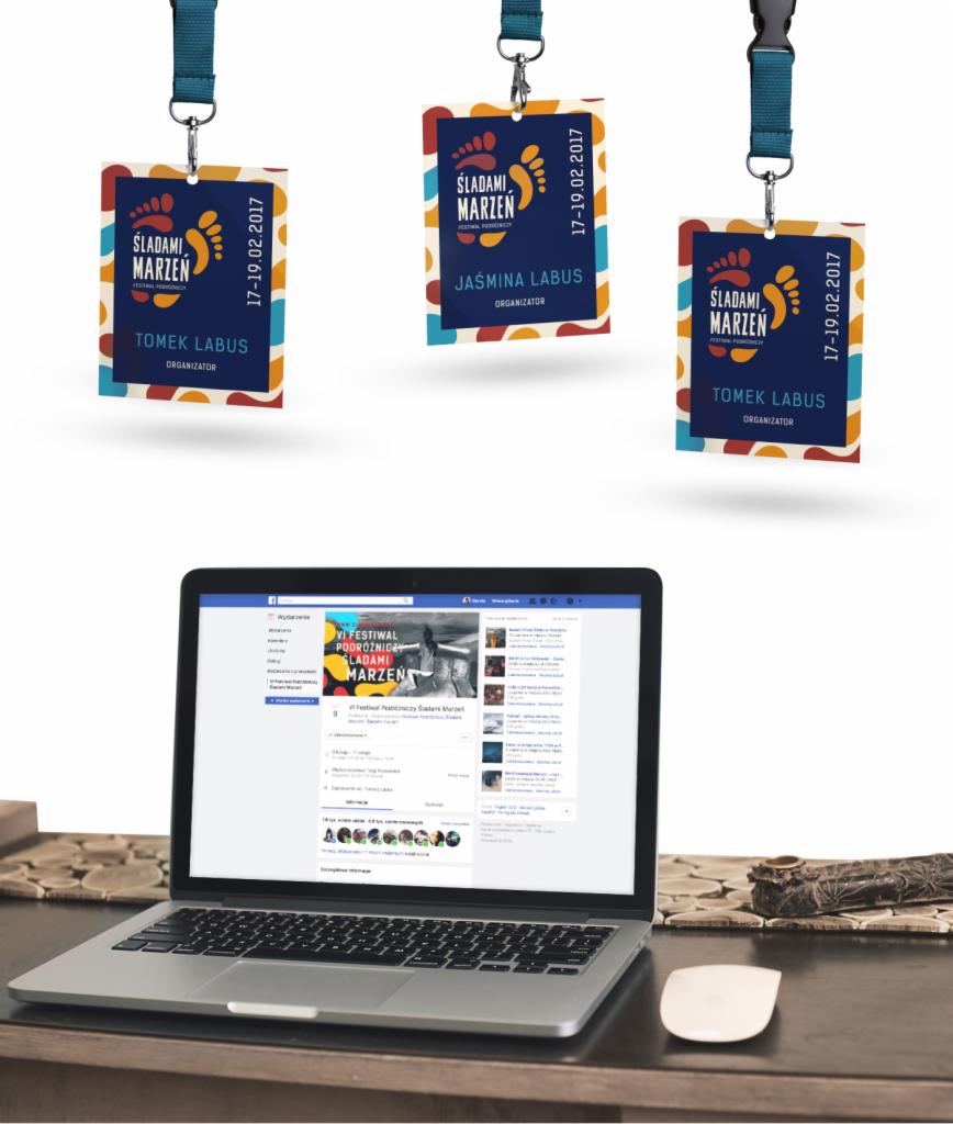 Identyfikatory festiwalowe 'Śladami Marzeń' wiszące obok laptopa z otwartą stroną wydarzenia na Facebooku, widoczne logo i nazwy organizatorów.