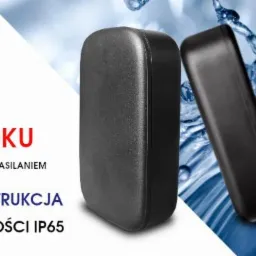 Dwa czarne, wodoodporne lokalizatory GPS z logo AlarmZone i oznaczeniem 'Best in Test' na tle wzburzonej wody.