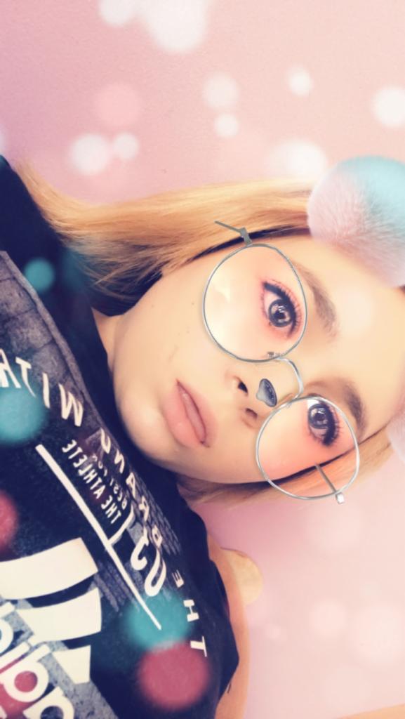 Portret młodej kobiety z blond włosami i okularami z filtrem graficznym w stylu króliczka, wykonany w Lubinie. Zdjęcie zrobione pod kątem.