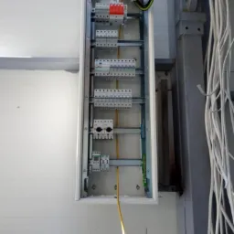 Rozdzielnica w zakładzie stolarskim podczas prac