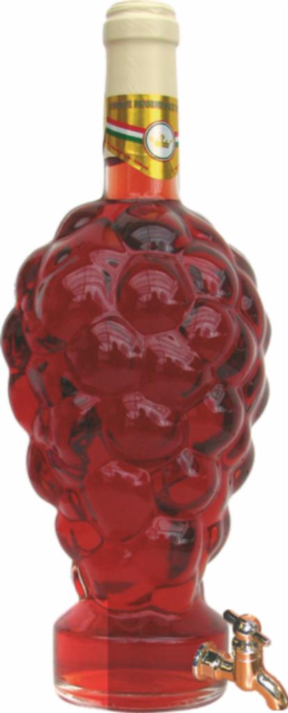 Dekoracyjna butelka w kształcie kiści winogron z czerwonym likierem i kranikiem u dołu, etykieta z motywem włoskim.