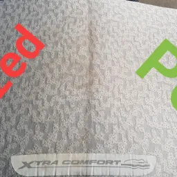 Tapicerka samochodowa z widoczną różnicą przed i po czyszczeniu, z napisem 'XTRA COMFORT' na dolnej krawędzi.