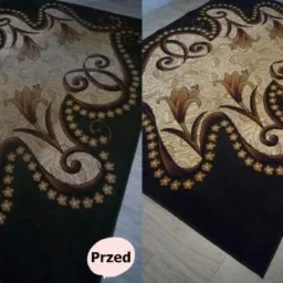 Dywan z ciemnym obramowaniem i beżowym wzorem kwiatowym, widok przed i po czyszczeniu, z wyraźną różnicą w jasności i czystości wzoru.