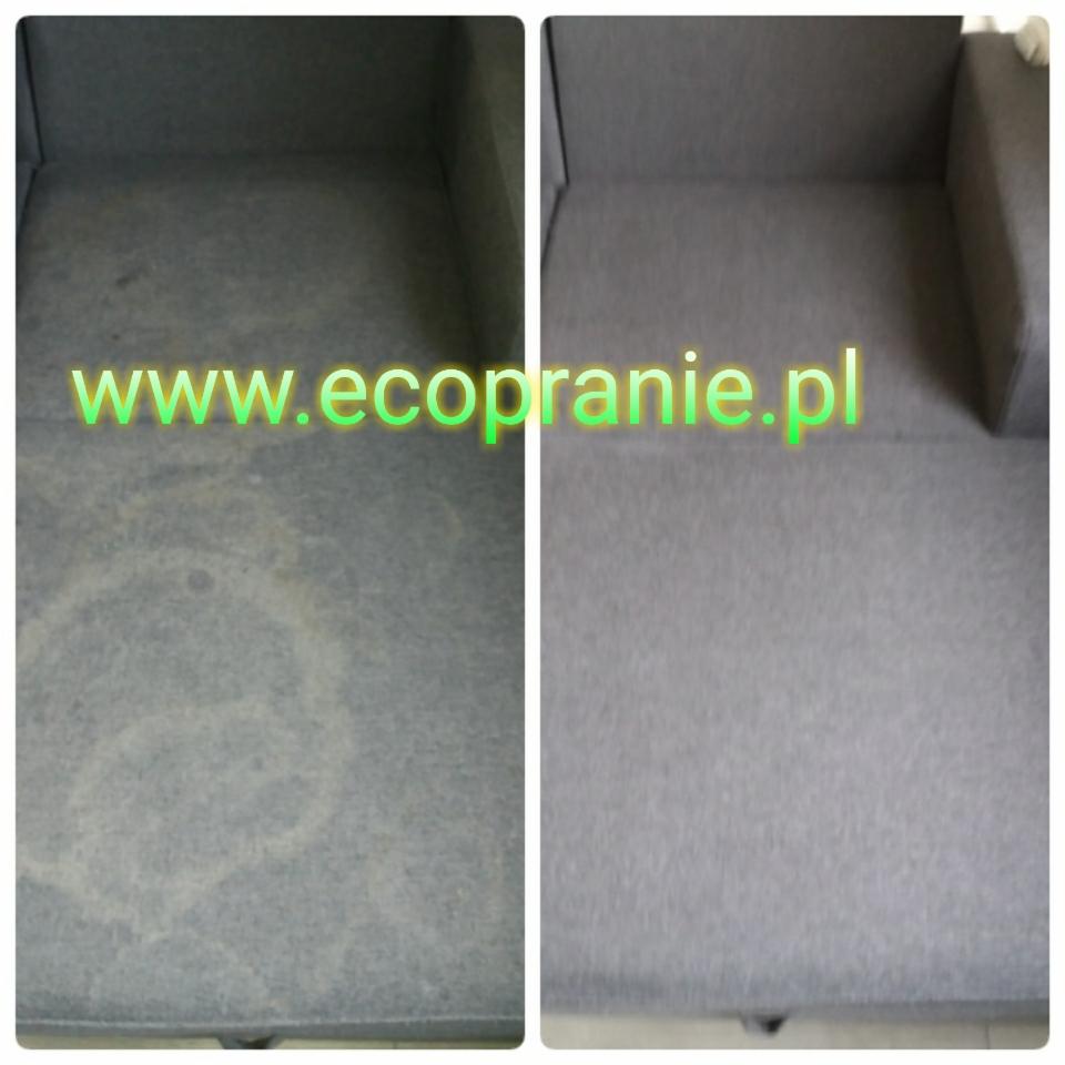 Szara sofa przed i po czyszczeniu, widoczne uporczywe plamy usunięte z tapicerki, kontrastujące ujęcie prezentujące efekt zabiegu, na zdjęciu widoczny adres strony internetowej.