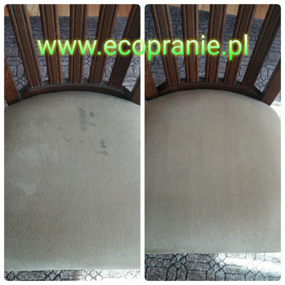 Porównanie siedziska krzesła z tapicerką przed i po czyszczeniu, widoczne plamy i efekt ich usunięcia, drewniane oparcie krzesła w tle, nałożony adres strony internetowej.