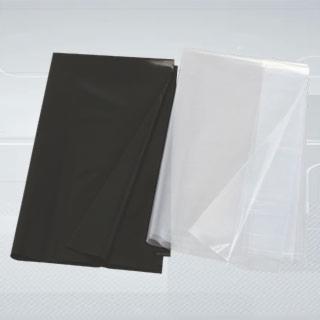 Dwa arkusze folii: czarny i przezroczysty, ułożone warstwami na jasnoszarym tle z delikatnym gradientem.