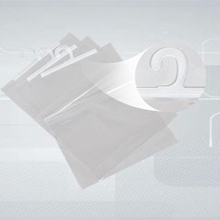 Przezroczyste, foliowe torebki z plastikowym uchwytem do zawieszania, ułożone warstwowo z efektem rozmycia tła. Powiększenie na uchwyt jednej z torebek.