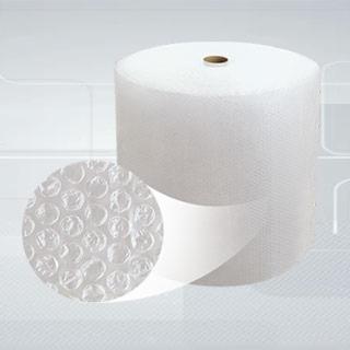 Rolka białej folii bąbelkowej na jasnym, gradientowym tle. Widoczny fragment rozwiniętej folii z bliska, eksponujący strukturę bąbelków.