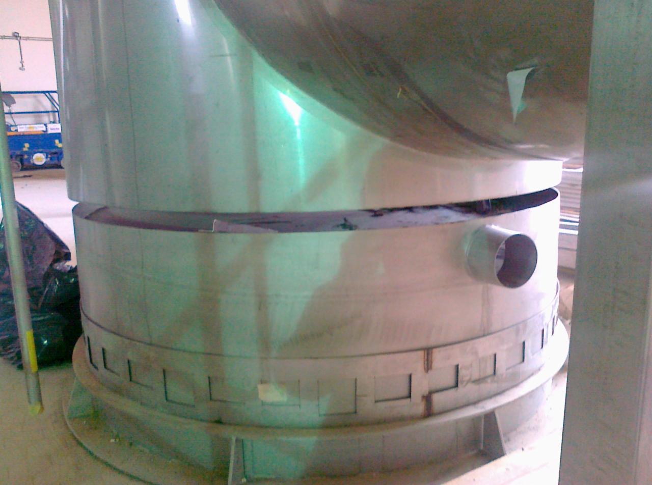 Fragment konstrukcji stalowej hali w trakcie montażu, widoczne elementy spawane i otwór wentylacyjny