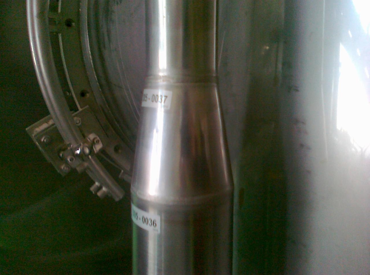 Element konstrukcji stalowej z numerem seryjnym, prawdopodobnie spawany, widoczny w hali w Krakowie.