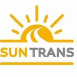 Żółto-szare logo firmy SUNTRANS przedstawiające stylizowane słońce z drogą wewnątrz półkola.