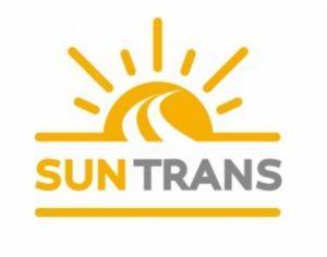 Żółto-szare logo firmy SUNTRANS przedstawiające stylizowane słońce z drogą wewnątrz półkola.