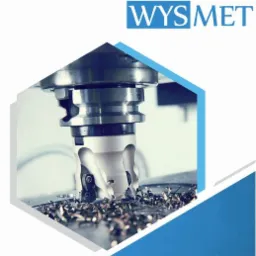 Frezarka CNC w trakcie pracy, wióry metalowe na stole. Ujęcie z bliska, widoczne detale narzędzia i obrabianego materiału. Logo firmy w górnej części kadru.