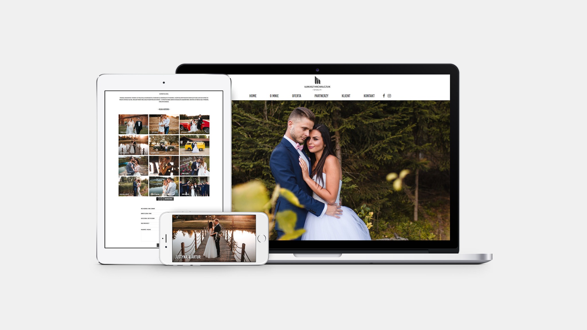 Responsywna strona internetowa fotografa ślubnego prezentowana na laptopie, tablecie i smartfonie, z widocznymi miniaturami galerii i portretem pary młodej w tle.