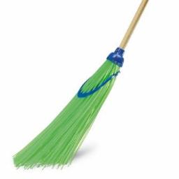 SKOL-SERVICES - Narzędzie do zamiatania: Zielona miotła z plastikowym włosiem, drewnianym trzonkiem i niebieskim mocowaniem, ustawiona ukośnie na białym tle.
