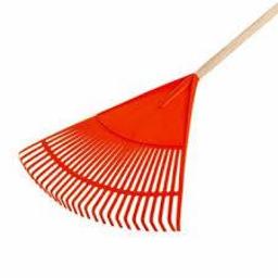 SKOL-SERVICES - Pomarańczowe grabie wachlarzowe z drewnianym trzonkiem na białym tle, widok z góry pod kątem.