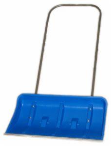 Niebieska, plastikowa łopata do śniegu z metalowym uchwytem, ustawiona na białym tle.